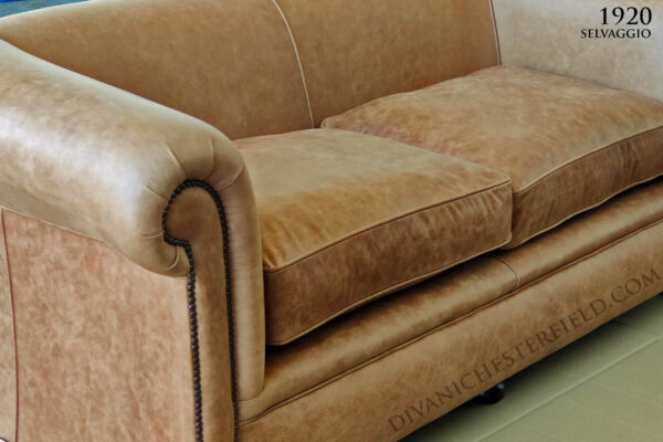 Divano Contemporaneo modello 1920 in stile francese, senza bottoni